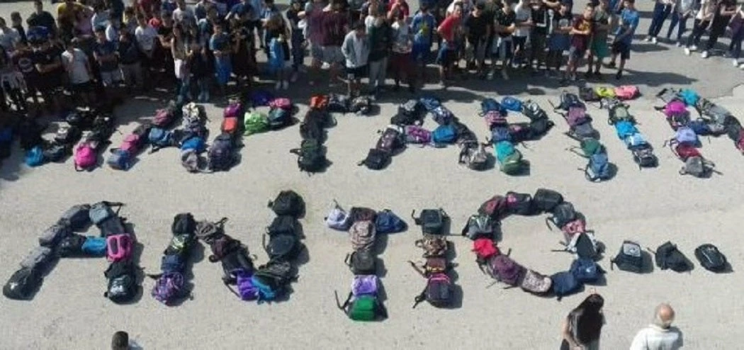 «Αντίο Μαργαρίτα», σχηματίζουν οι τσάντες των συμμαθητών της! «Ραγίζουν καρδιές» για την 14χρονη στο Αγρίνιο